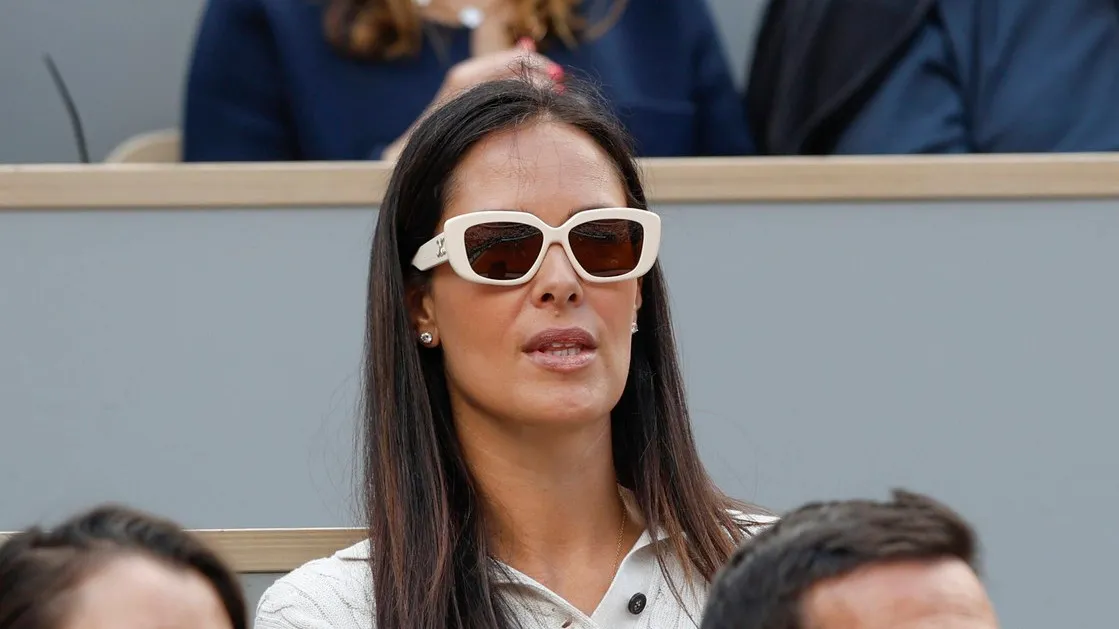 Ana Ivanović na Rolan Garosu u najlepšoj letnjoj haljinici koju smo videli: Zakopčana do grla, a zrači