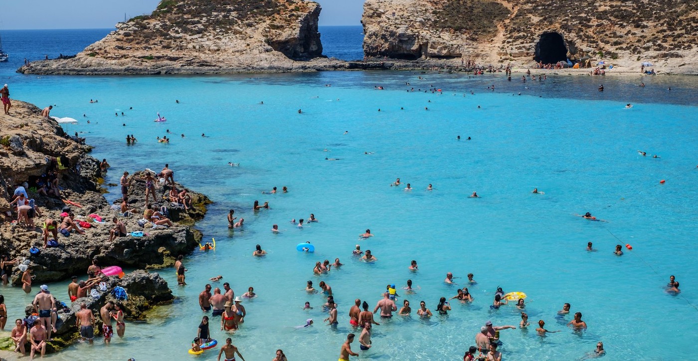 Društvenim mrežama širi se video sa plaže na Malti na kom turisti igraju uz jedan od omiljenih hitova u Srbiji