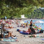 Zašto turisti u Hrvatskoj nose sirće na plažu? Problem sa kojim se suočavaju postaje sve ozbiljniji