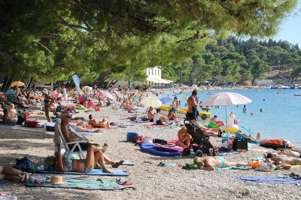 Zašto turisti u Hrvatskoj nose sirće na plažu? Problem sa kojim se suočavaju postaje sve ozbiljniji