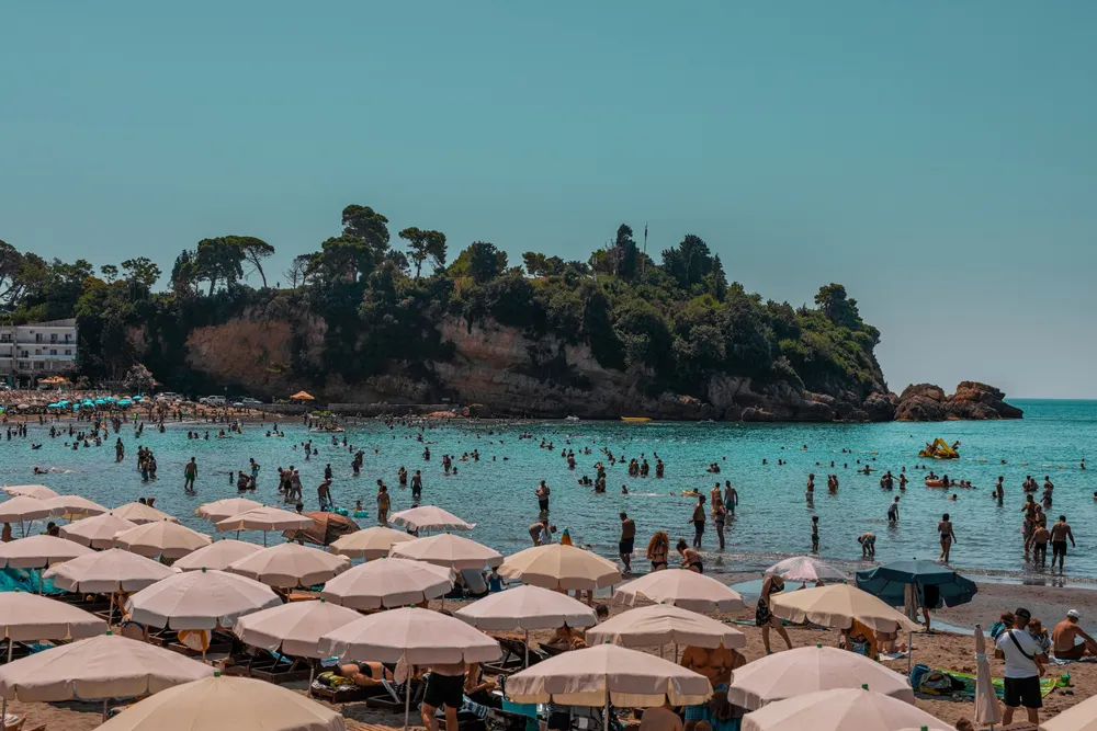 Prizor za plaže u Ulcinju oduševiće sve jugonostalgičare: Već 13 godina u isto vreme svi stanu mirno