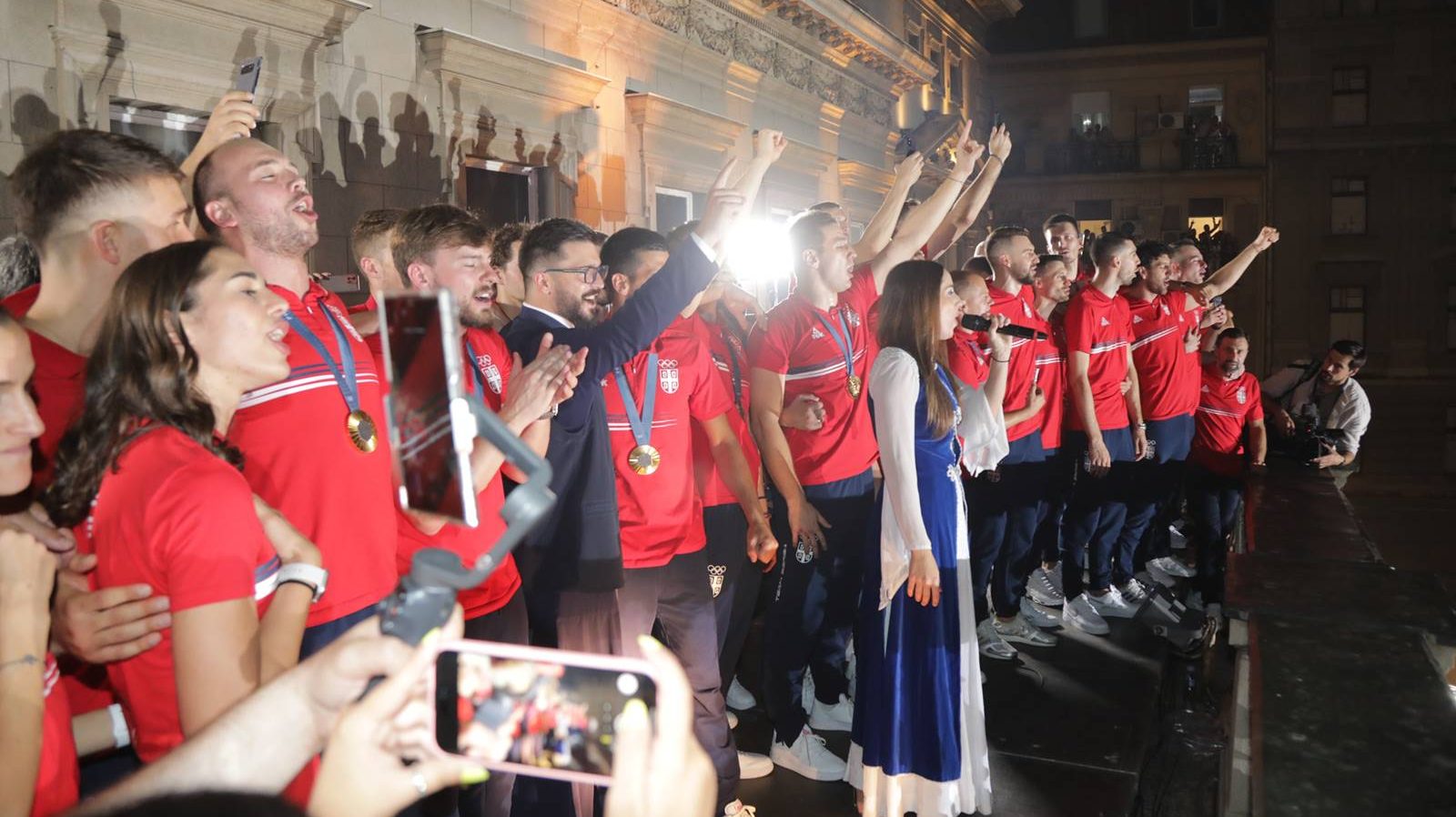 "Ono kad uzmeš zlato i kreneš kući pešaka": Reprezentativac nakon dočeka krenuo opušteno kući kao svi okupljeni