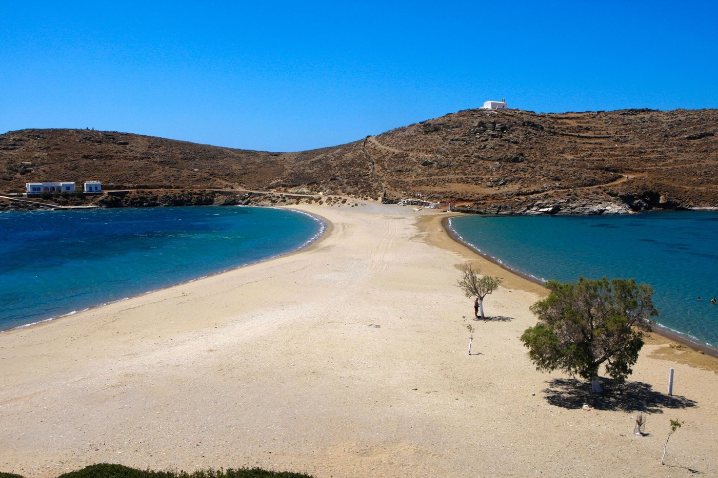 Jedinstvena Kolona, plaža koju sa dve strane zapljuskuje tirkizno more, nalazi se u omiljenoj zemlji za letovanje srpskih turista