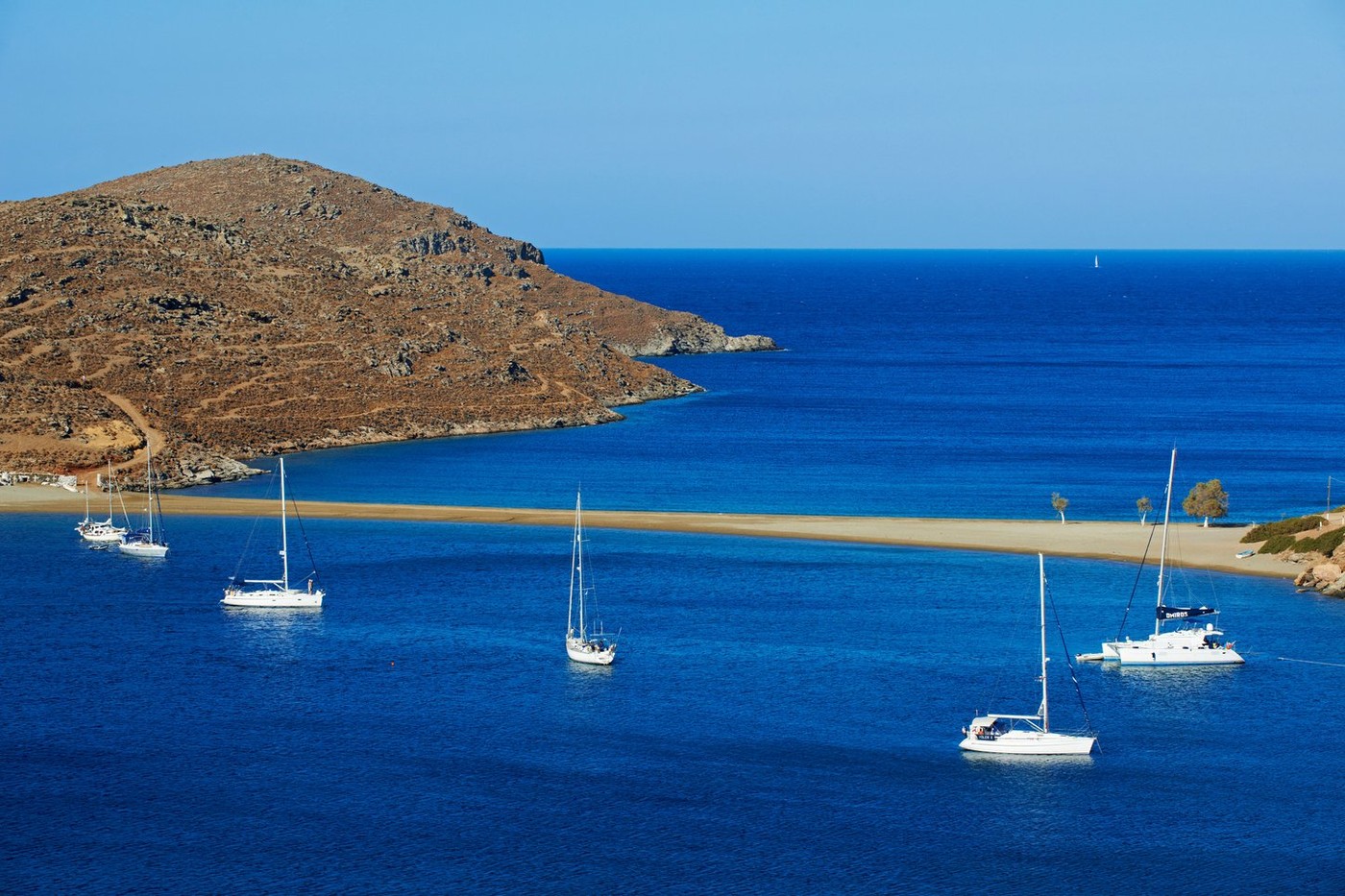 Jedinstvena Kolona, plaža koju sa dve strane zapljuskuje tirkizno more, nalazi se u omiljenoj zemlji za letovanje srpskih turista