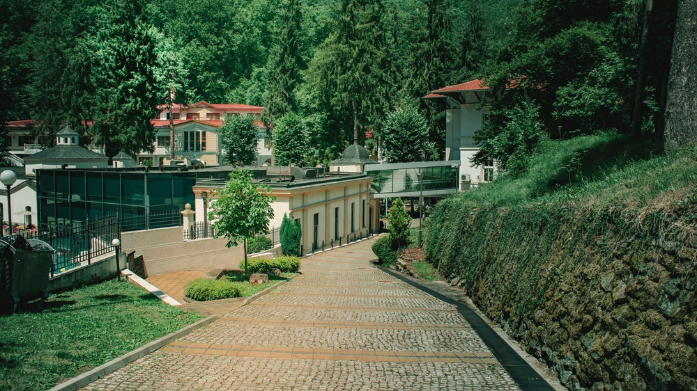 Ovo mesto nazivaju "Islandom u Srbiji": Na dva sata od Beograda, skrivena u šumi, čeka vas jedinstvena banja