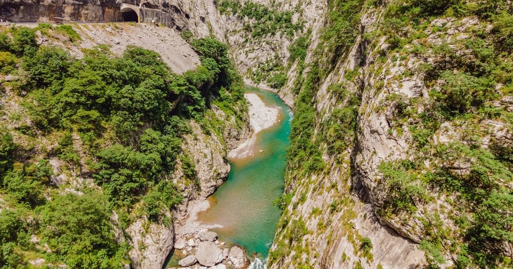 Skriven dragulj Budve: Bajkovit kanjon koji vam nudi jedinstveno iskustvo istraživanja, adrenalina i prirodnih lepota