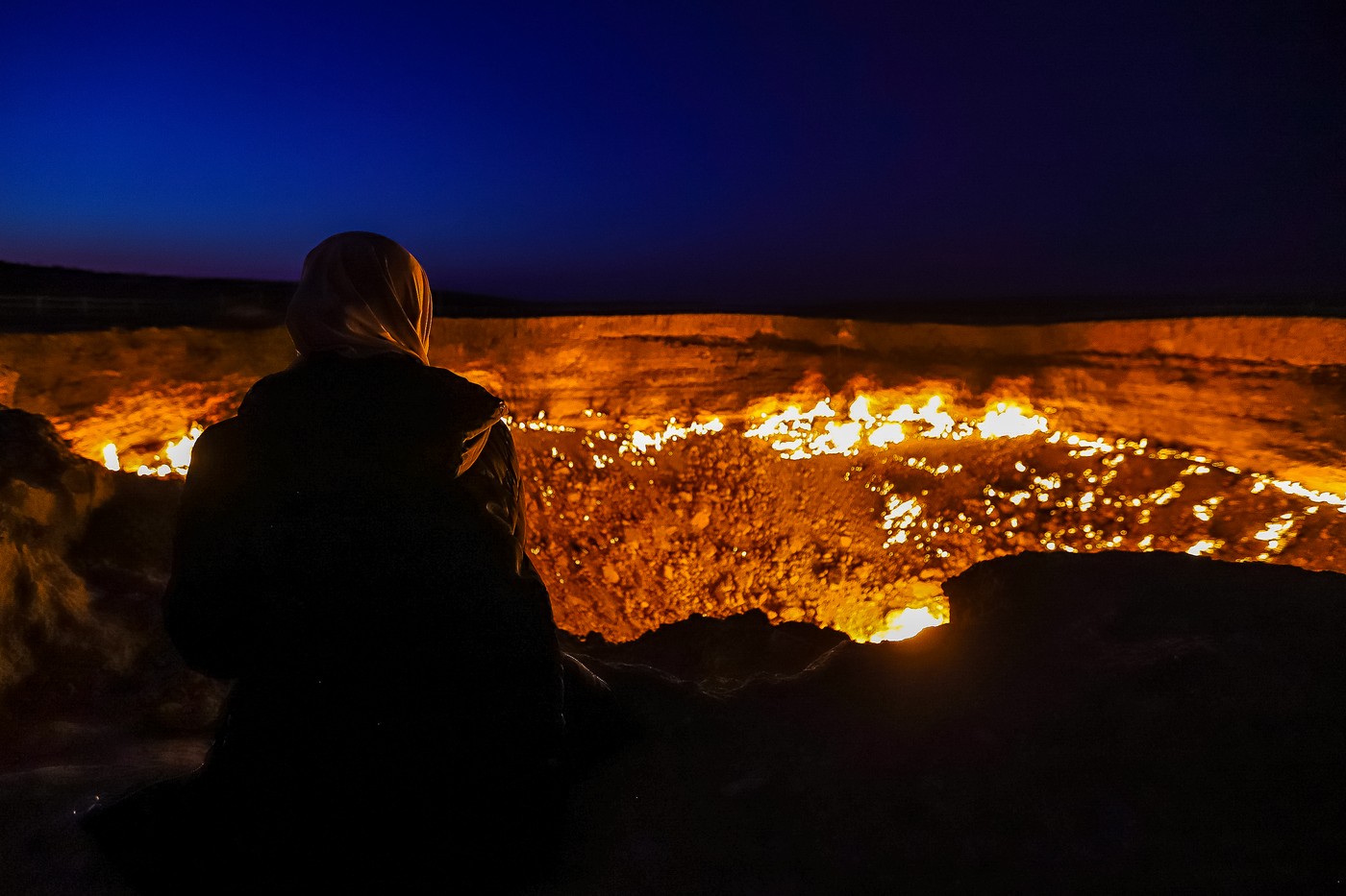 Ovo mesto na zemlji nazivaju "Vrata pakla", iako je opasno, turisti i danas dolaze da kampuju pod šatorima