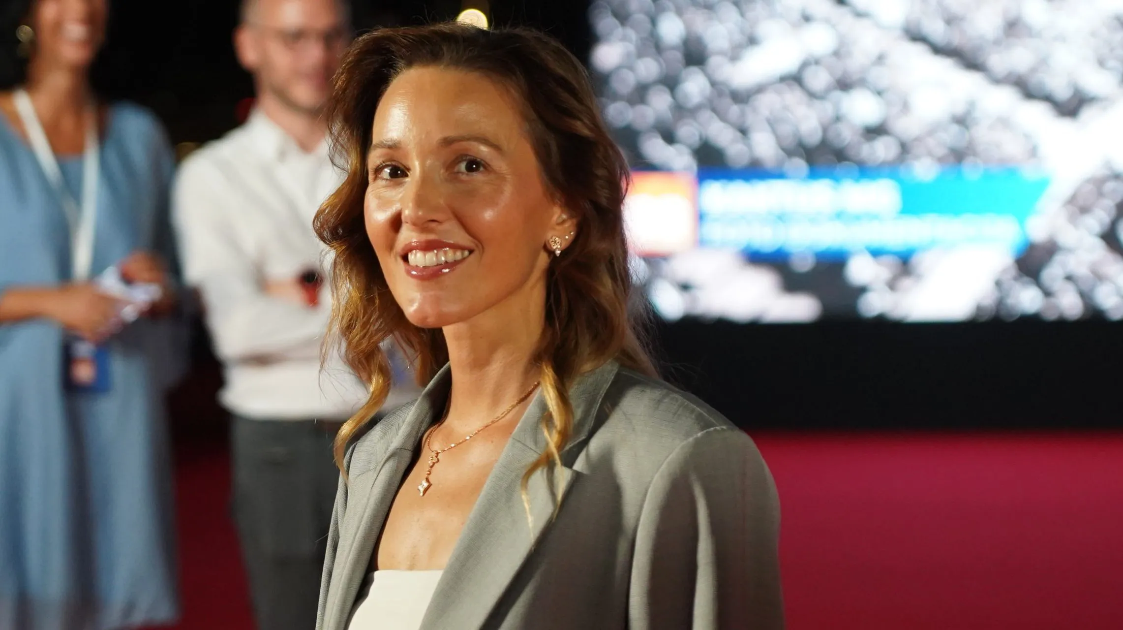 Jelena Đoković na otvaranju Sava centra u najkraćoj koledž suknjici: Smelo izdanje istaklo njen najveći adut