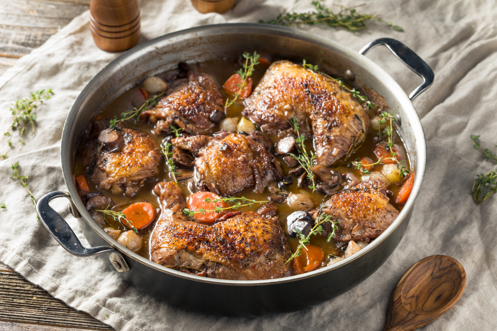 Coq au vin - një klasik gustator francez që është një festë për të gjitha shqisat