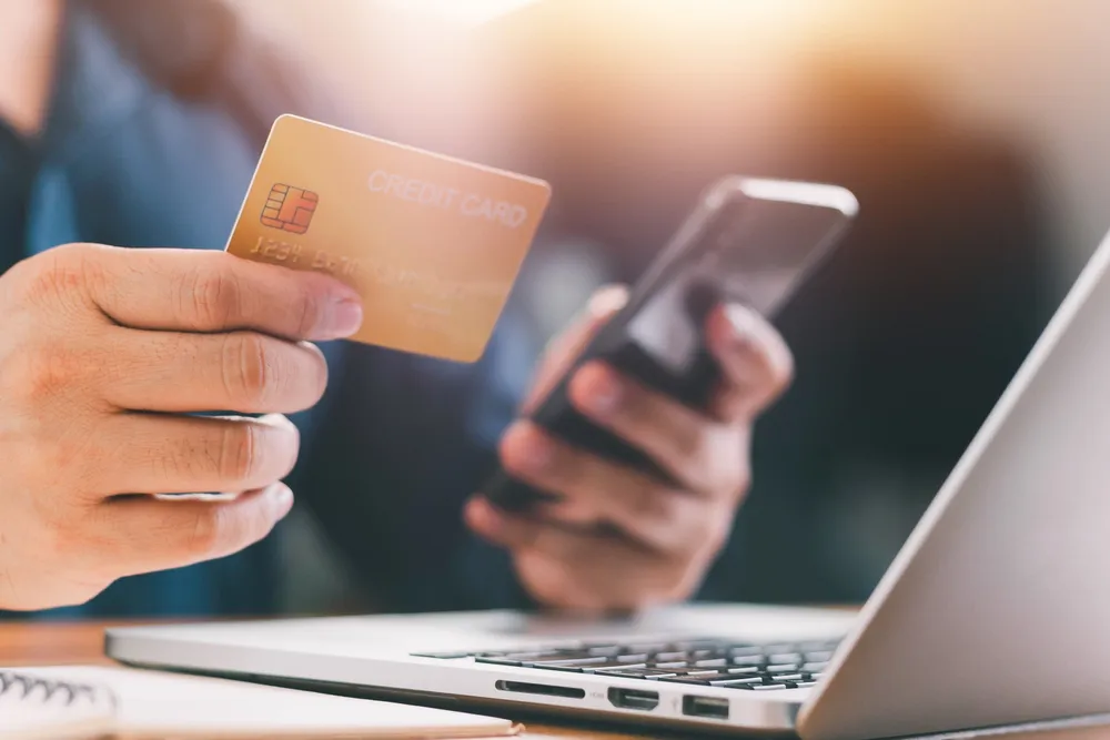Generacija Z ismeva milenijalce zbog načina na koji kupuju skupe stvari preko interneta