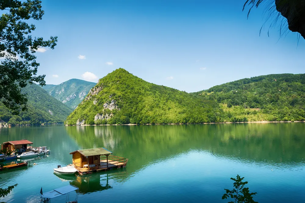 Bečka šnicla 340, jaje na oko 60 dinara: Cene iz restorana na Tari izgledaju kao štamparska greška, Zlatibor crveni dok ovo gleda