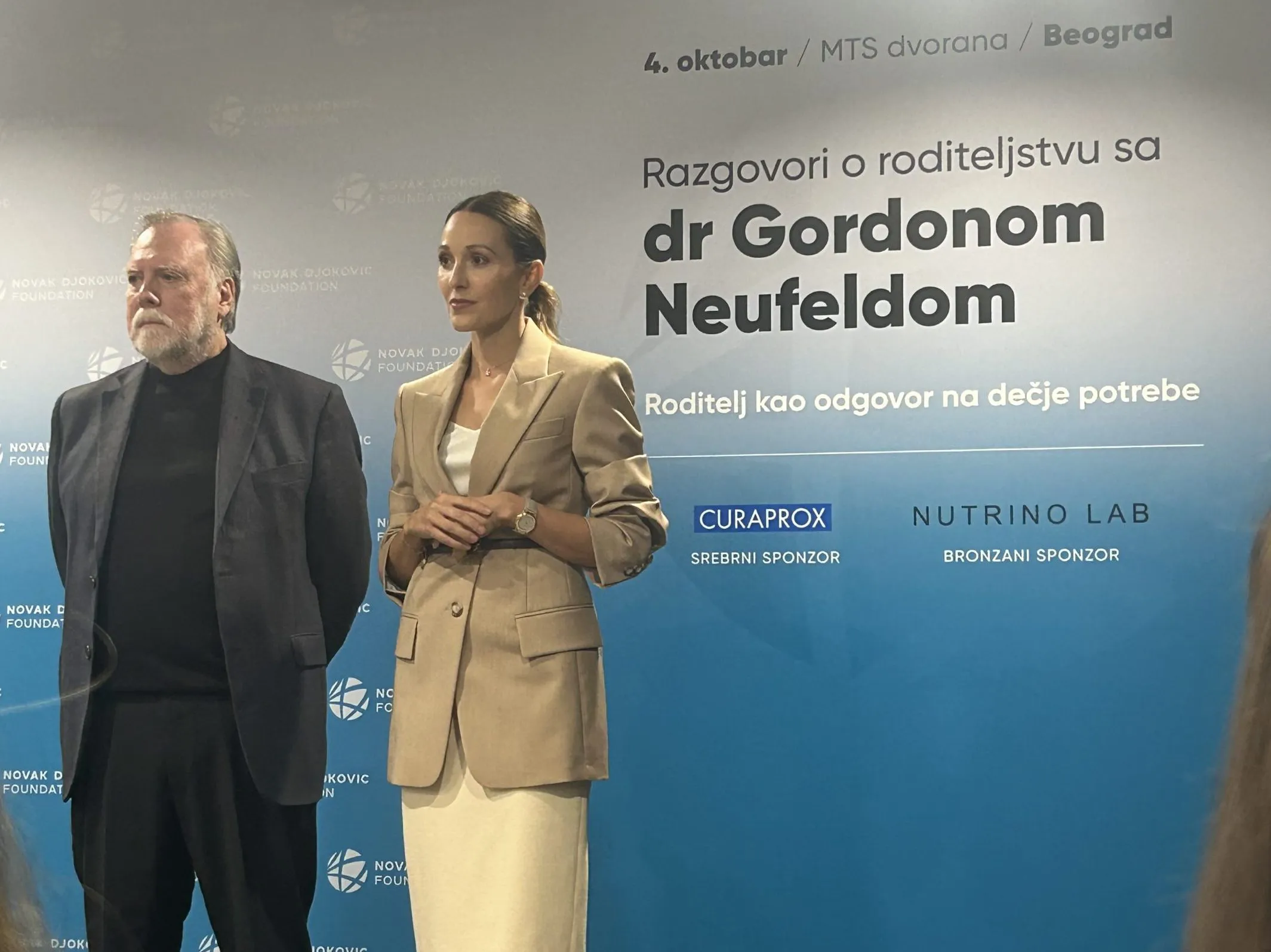 "Deca treba da se odmaraju u roditeljskoj ljubavi": Jelena Đoković i dr Gordon Njufeld večeras u Beogradu pričaju o roditeljstvu