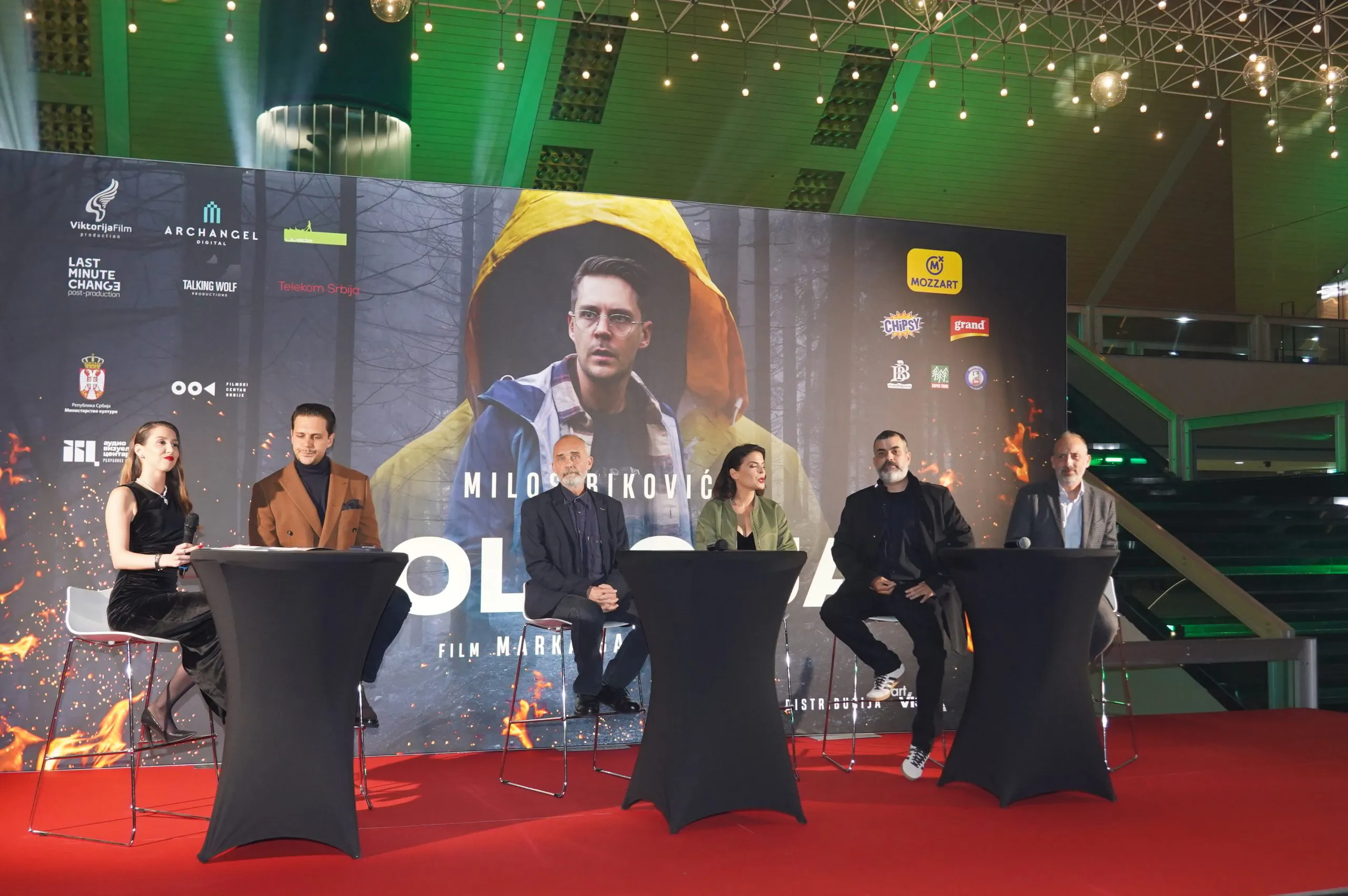 Večeras je Sava centar plenio elegantnošću: Ekipa filma "Izolacija" zablistala na crvenom tepihu