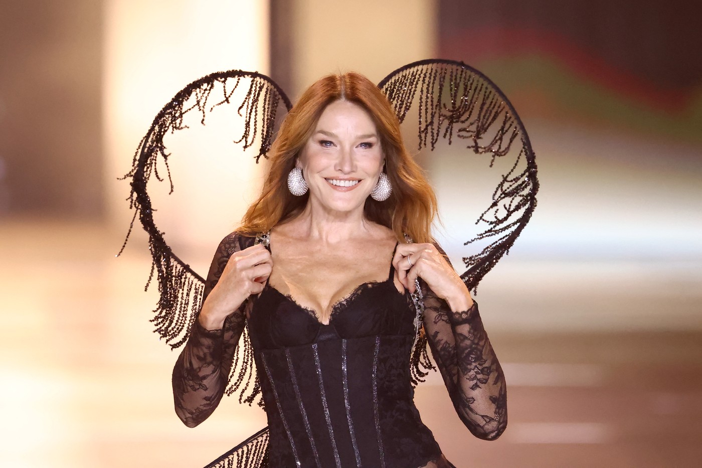 Karla Bruni prošetala na reviji Victoria's Secret: "Žao mi je što moj muž nije ovde, imao bi srčani udar"