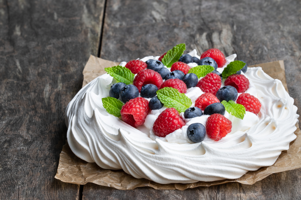 Pavlova torta - raskošna osvežavajuća poslastica kada želite da oduševite goste bez previše truda