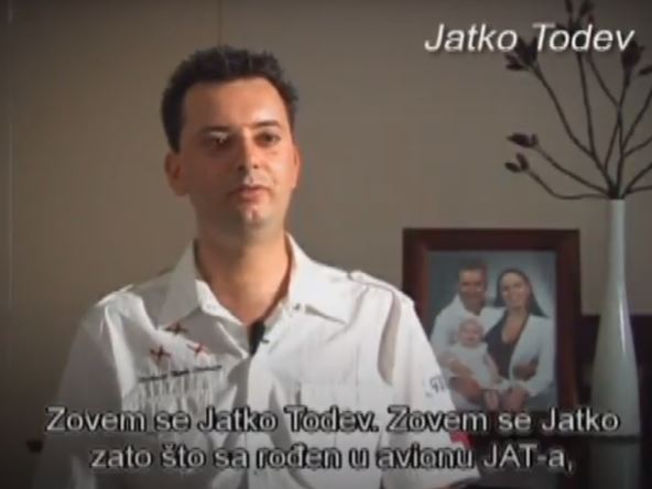 Filmska priča prve i jedine bebe rođene u JAT-ovom avionu: Dali su mu neobično ime, krstio ga pilot