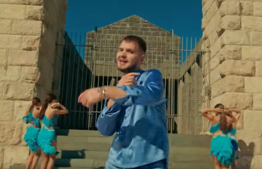 Albanski pevač ispred Njegoševog mauzoleja snimio spot sa polugolim plesačicama: Narodni muzej Crne Gore odmah reagovao