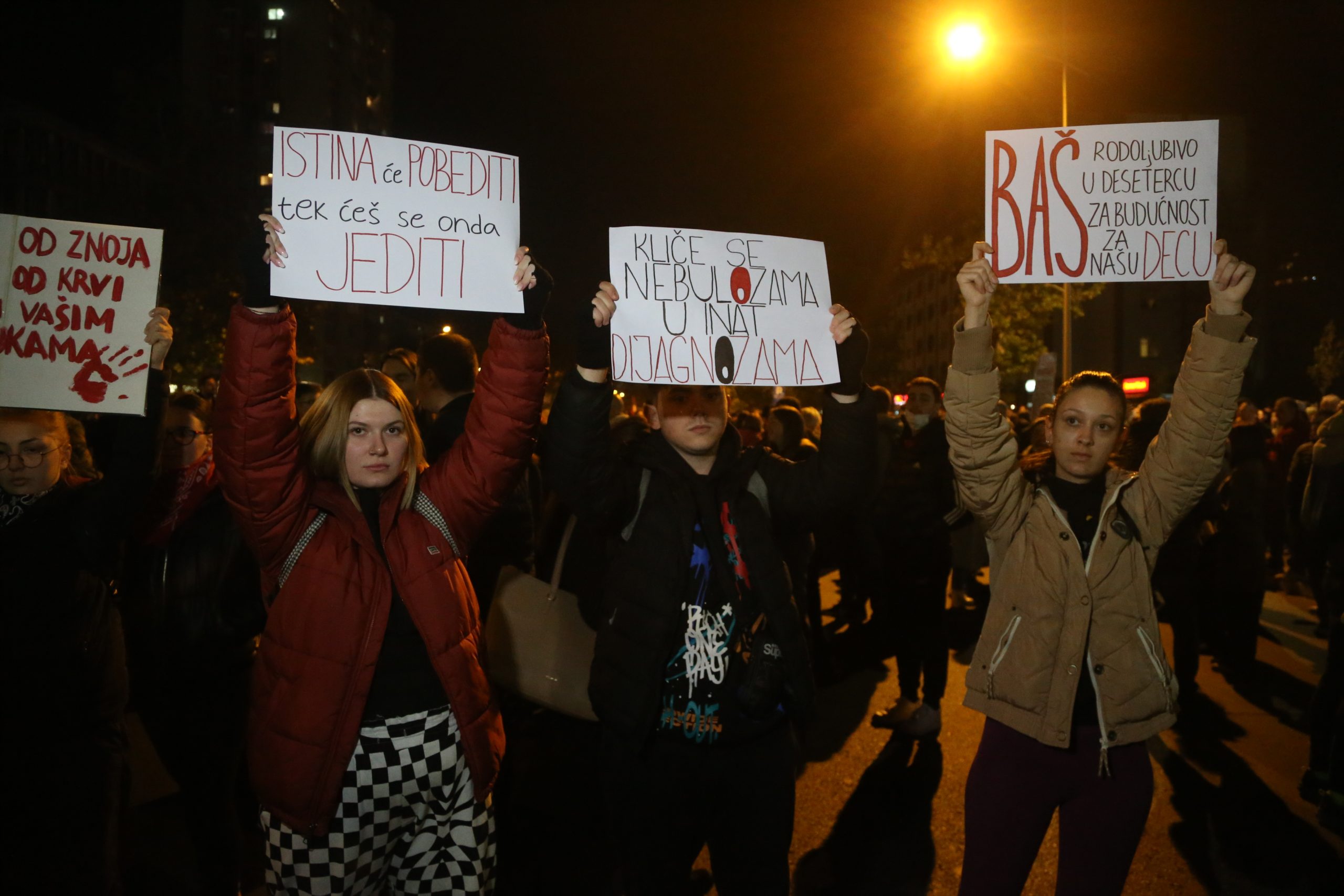 Fotografija sa protesta u Novom Sadu koju su svi na mrežama podelili: Jedna reč iza koje je stalo 22.000 građana