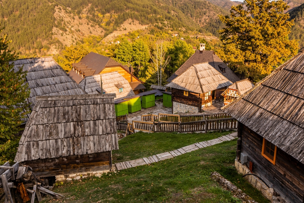 Na tri sata od Beograda čeka vas magična planinska oaza: Šetajte ulicom Novaka Đokovića i uživajte u bajkovitim prizorima