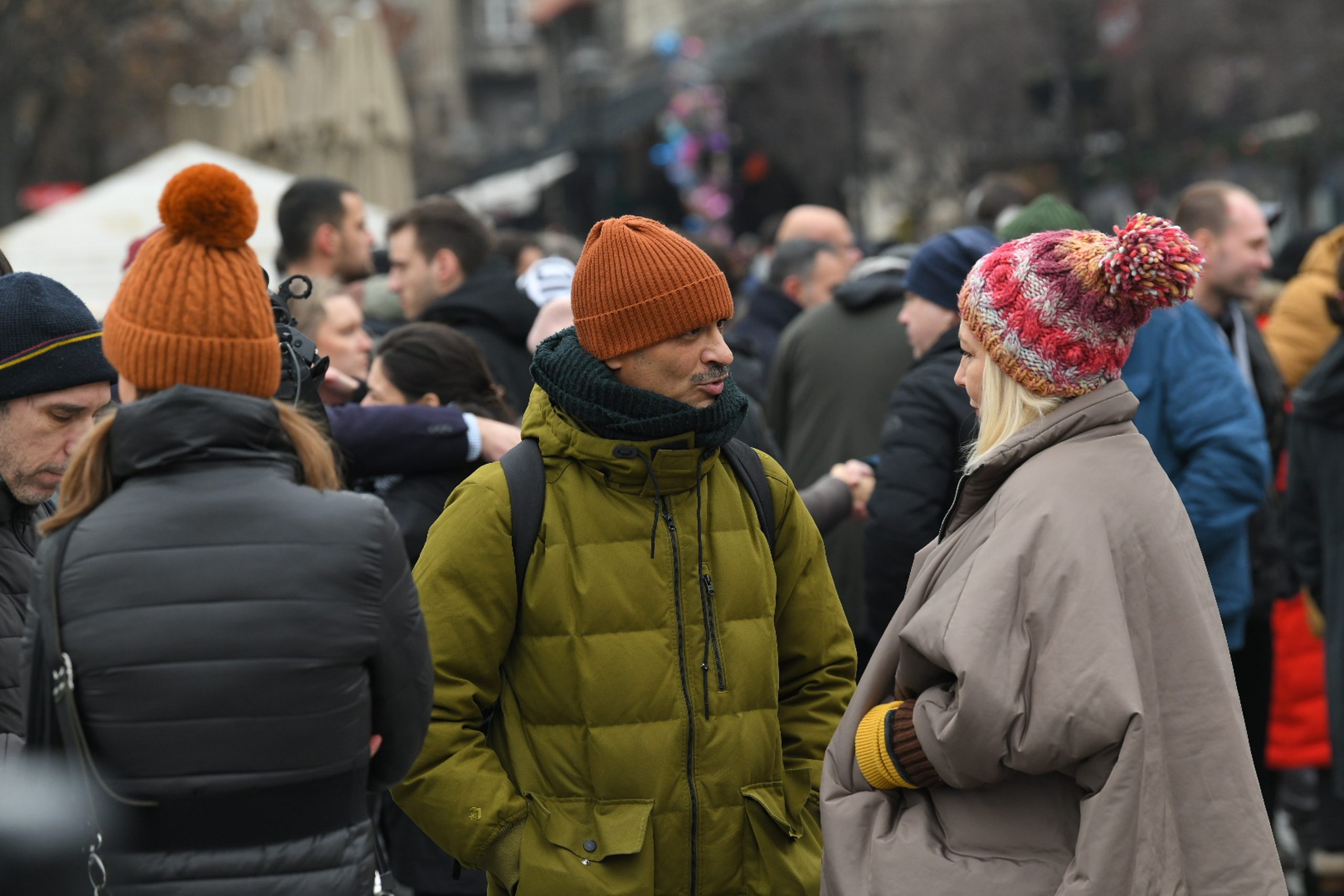 Slika dana: Glumac na Trgu stao ispred automobila jer neko nije hteo da zastane