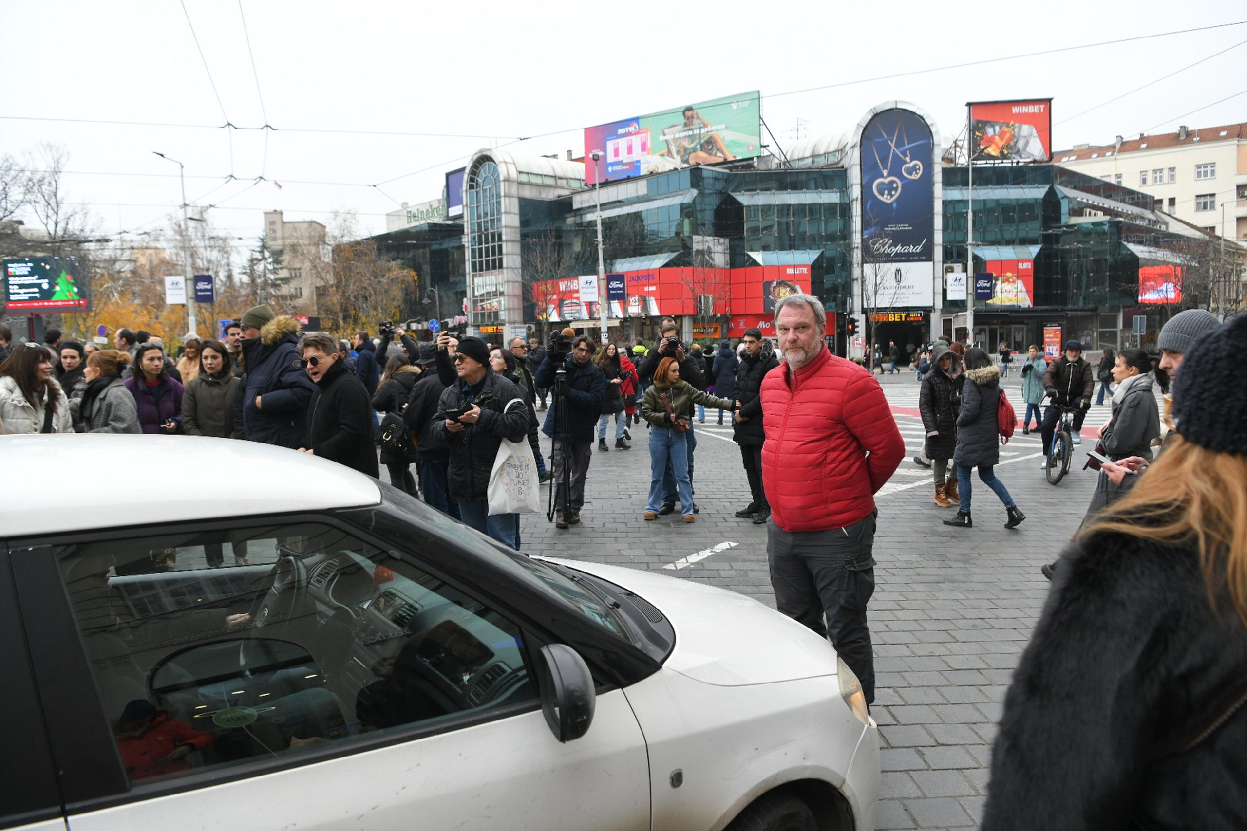 Slika dana: Glumac na Trgu stao ispred automobila jer neko nije hteo da zastane