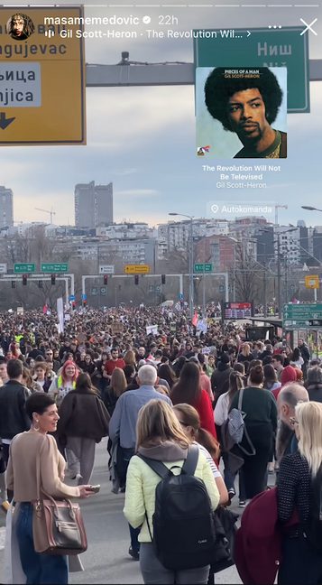 Aplauz za poznate koji su uz studente: Glumački par koji gura kolica je najslađa slika dana 2 Aplauz za poznate koji su uz studente: Glumački par koji gura kolica je najslađa slika dana
