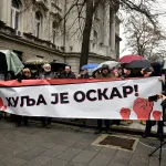 "Kad je moja baba izašla...": Transparenti sa jučerašnjeg protesta i jedna baka postali su hit na mrežama