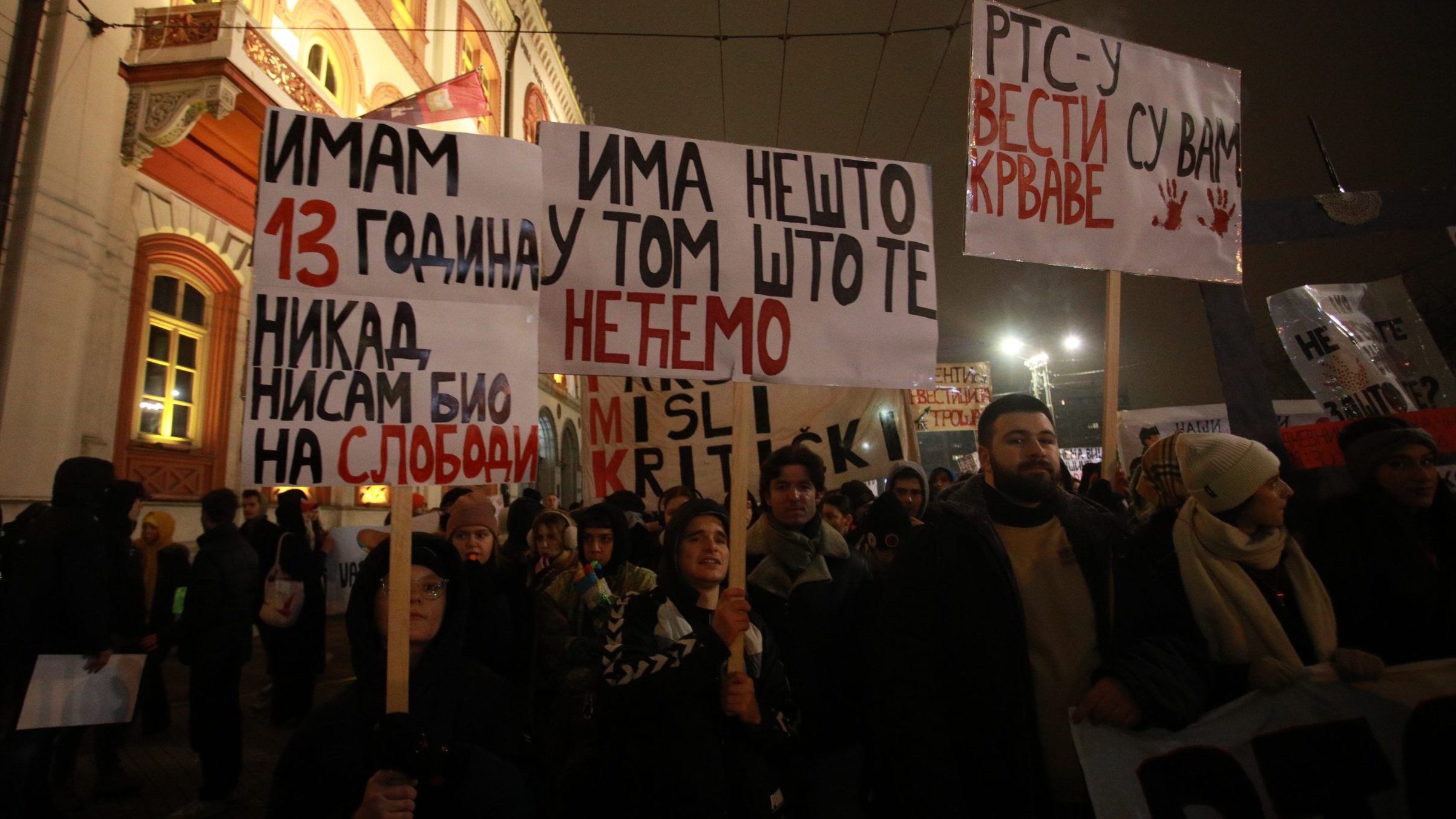 Sendvič kome se svi dive, a niko ga ne želi: Studenti poneli direktoru RTS-a poklon, sa sve svećicama