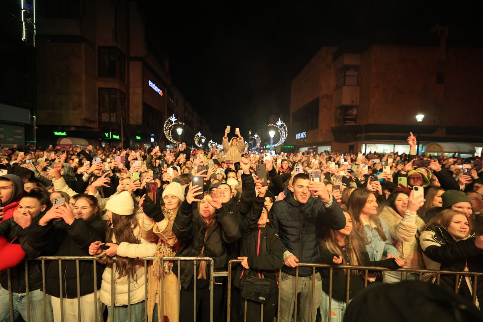 Uz do sada neviđenje mere bezbednosti Karleuša izgurala svoj novogodišnji koncert u Kragujevcu