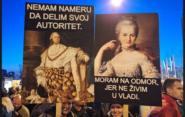 U ovu devojku na protestu u Lazarevcu su svi gledali - imala je najzanimljiviji transparent koji je mnoge nasmejao