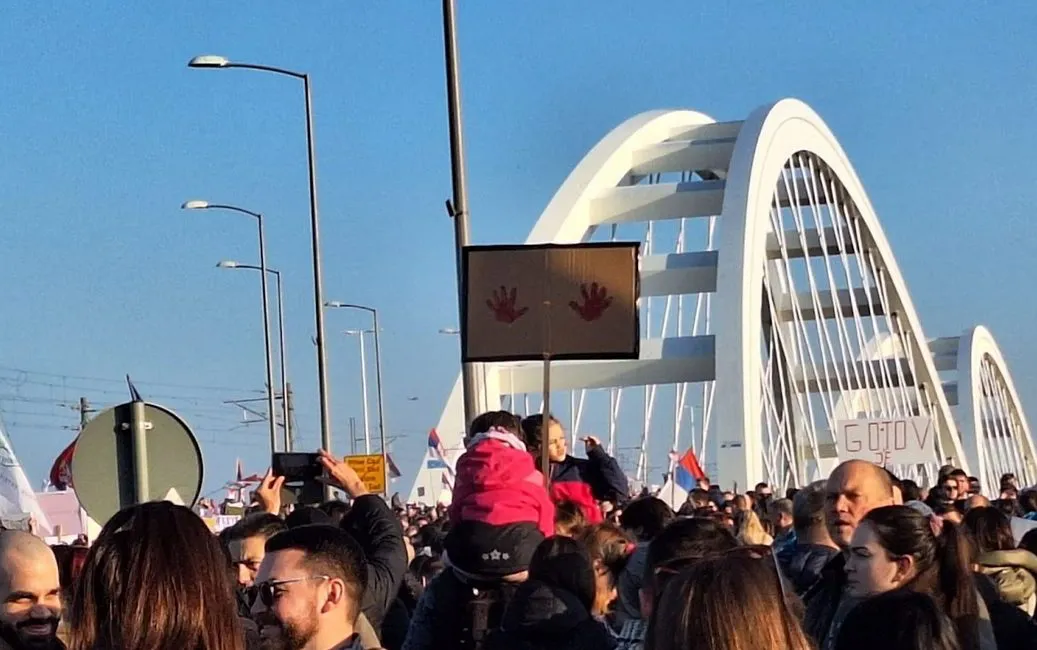 "Naše cipele nisu udobne, naša nada je bila opravdano u komi": Emotivna priča o studentima za koju nema dovoljno gigabajta u digitalnom univerzumu
