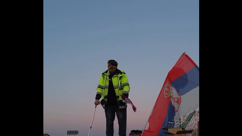 "Sve emocije stale u jedan minut": Na štakama i sa kutijom bombona izašao je da podrži studente, a ono što im je poručio - još se prepričava