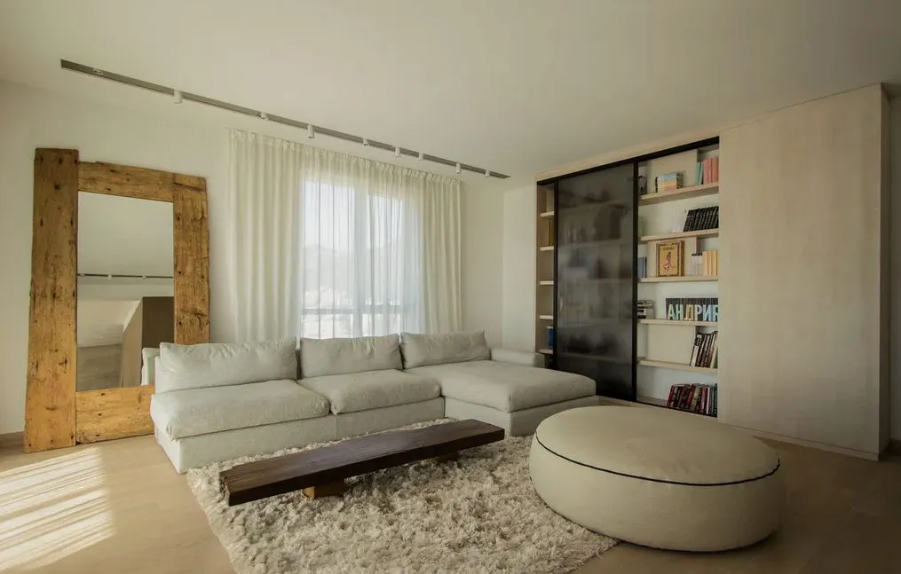 Ostavlja utisak za desetku: Zavirite u savršen stan u kom se nalaze dve skrivene prostorije