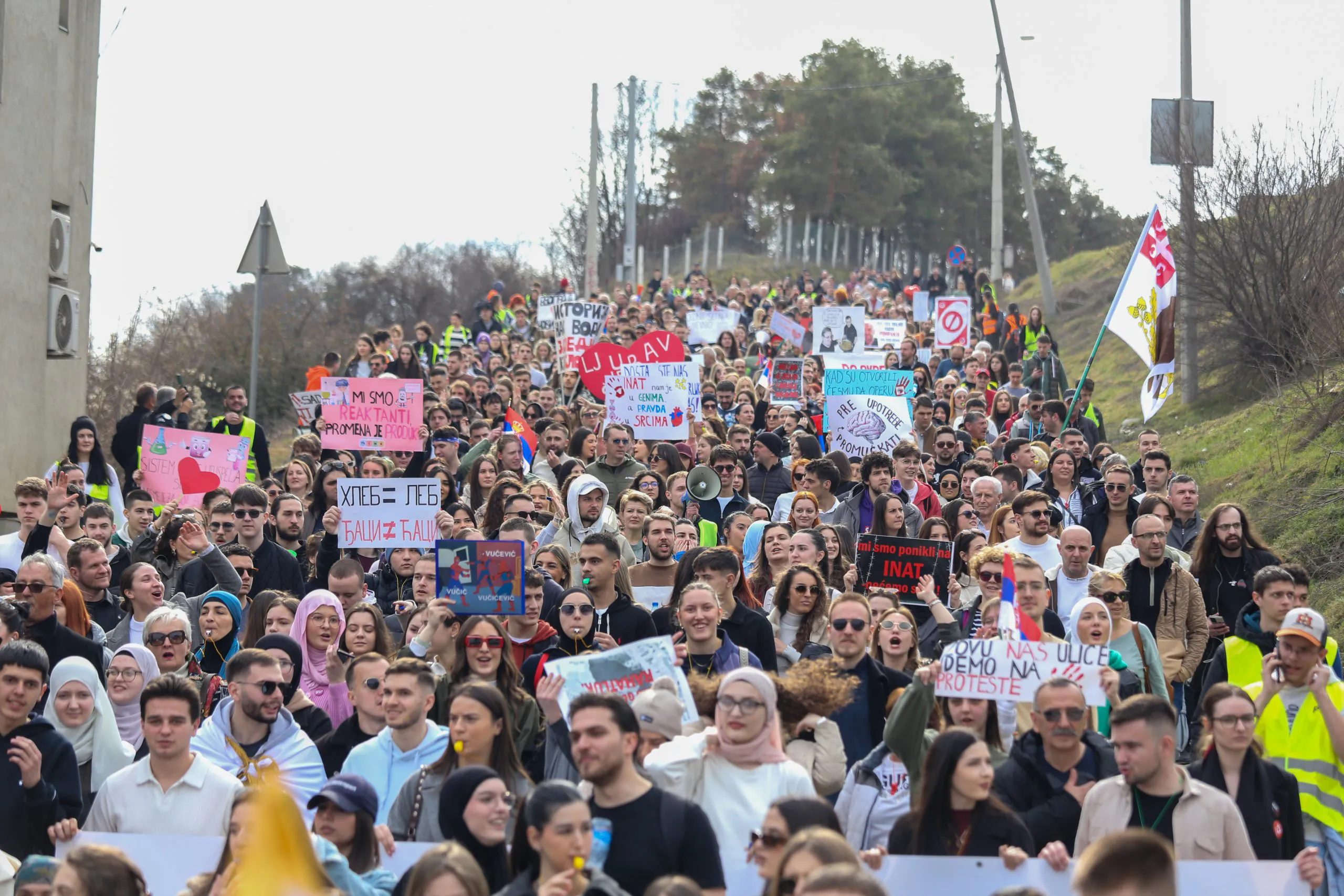 Imamo "zvaničnu maskotu" protesta: Ovaj mladic se maskirao u pumpu i sada ceo internet priča o njemu