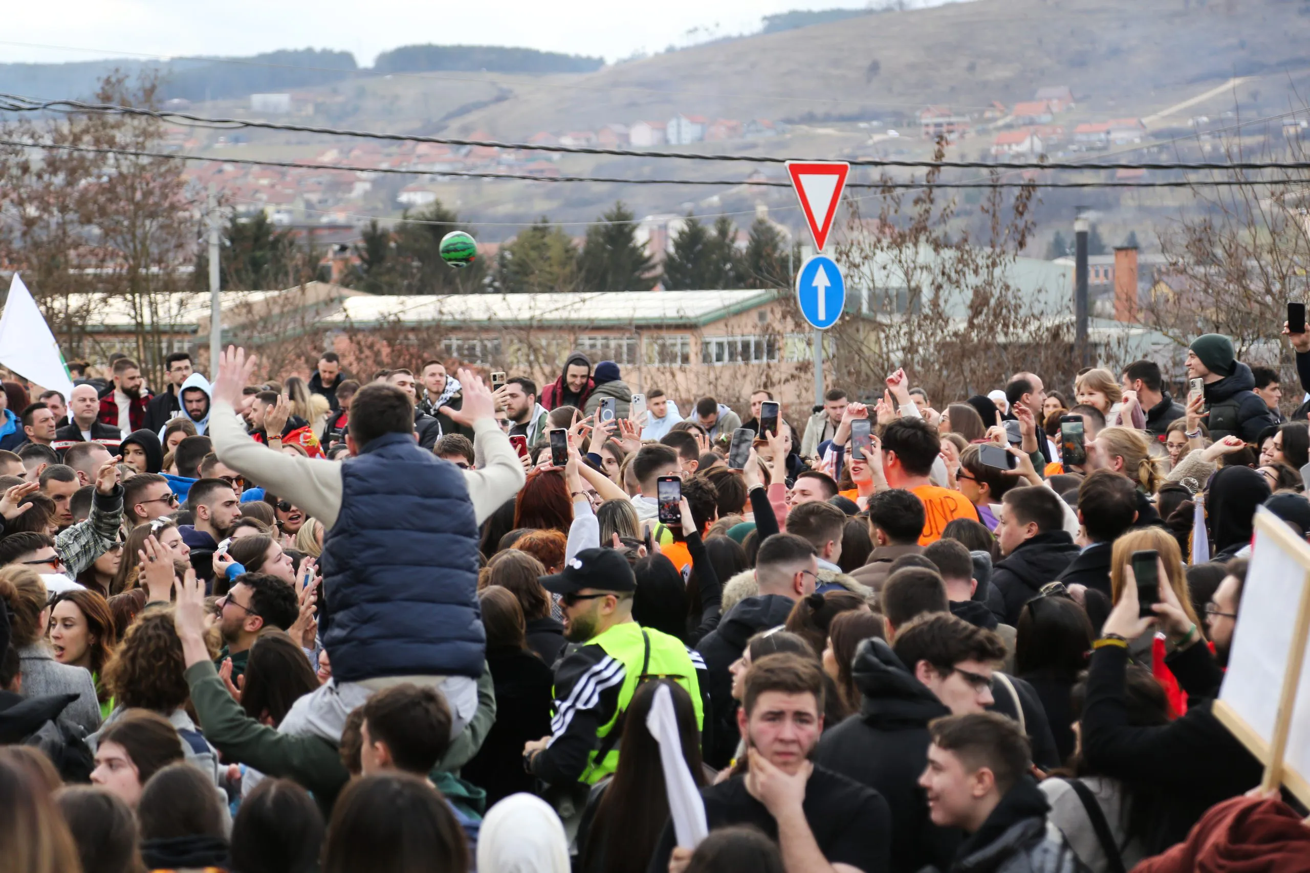 "Došao sam iz Beograda da sa vama proslavim 10. rođendan": Snimak dečaka sa protesta koji je sve raznežio