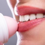 Što više balzama za usne koristiš, to ti više treba: Dermatolog otkriva da li je baš tako ili umišljamo
