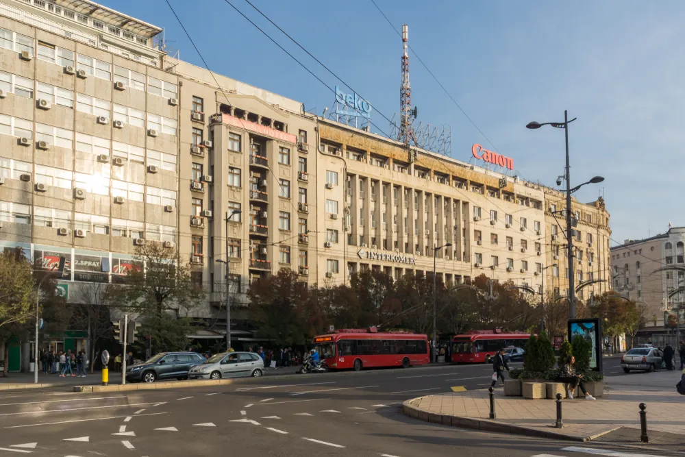 "Ovo je cirkus": Zbog ovakvih oznaka na kolovozu u Prizrenskoj ulici vozači su u konfuziji