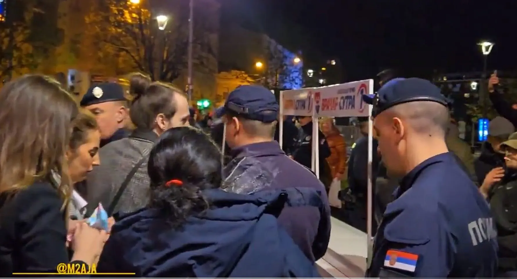 Na Kaleniću ispred štanda SNS-a policajac pogođen jajetom: Vračarci su reagovali kao najveća gospoda