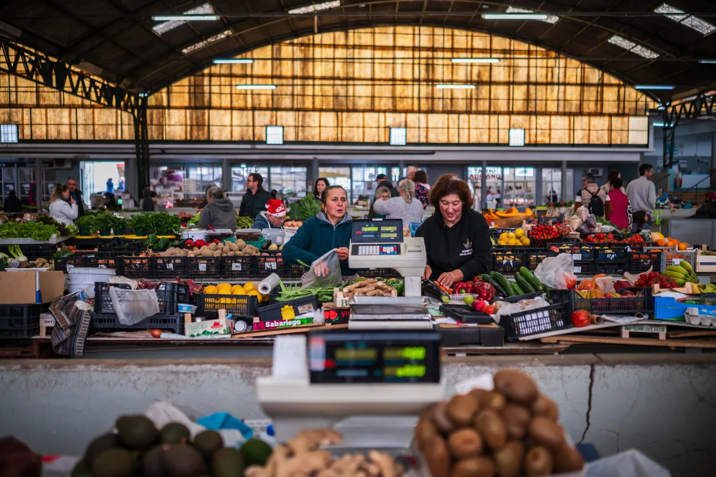Kupio je četiri jabuke u prodavnici, a kada je pogledao račun, zavrtelo mu se u glavi