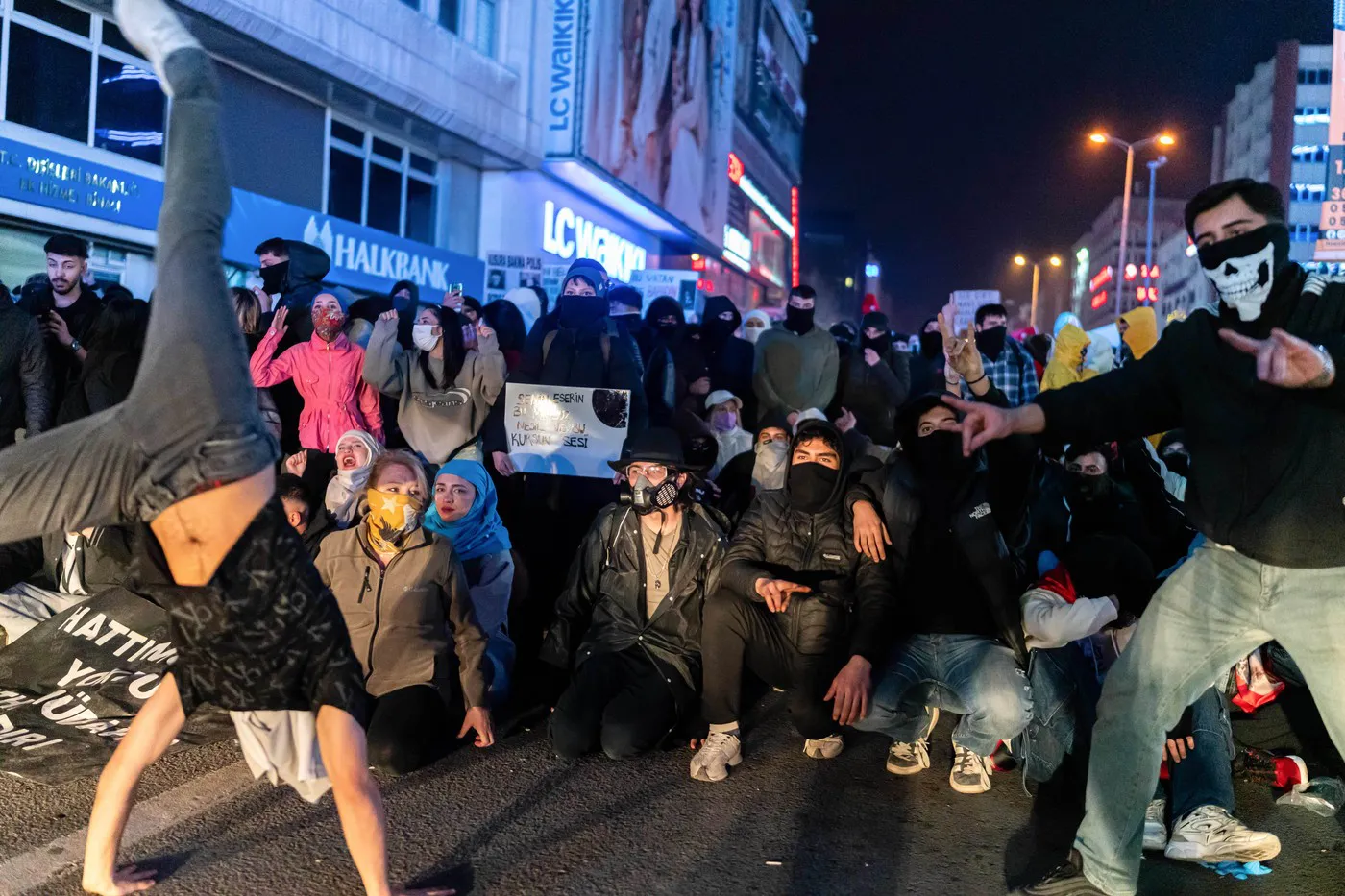 Nadrealna scena sa protesta u Turskoj koja je obišla celu planetu: Ne, ovo nije AI, iako tako izgleda