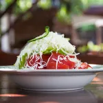 Šopska salata od milion pregleda na TikToku posvađala sve balkanske narode: "Ko te je slagao?"