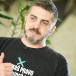 Feđa Štukan podržao studente skokom padobranom: „Ko ne skače, taj je ćaci“