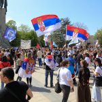 "Iz Kraljeva samo konkretne poruke": Ceo grad je gledao u ove dve devojke koje drže transparent sa jasnim zahtevima