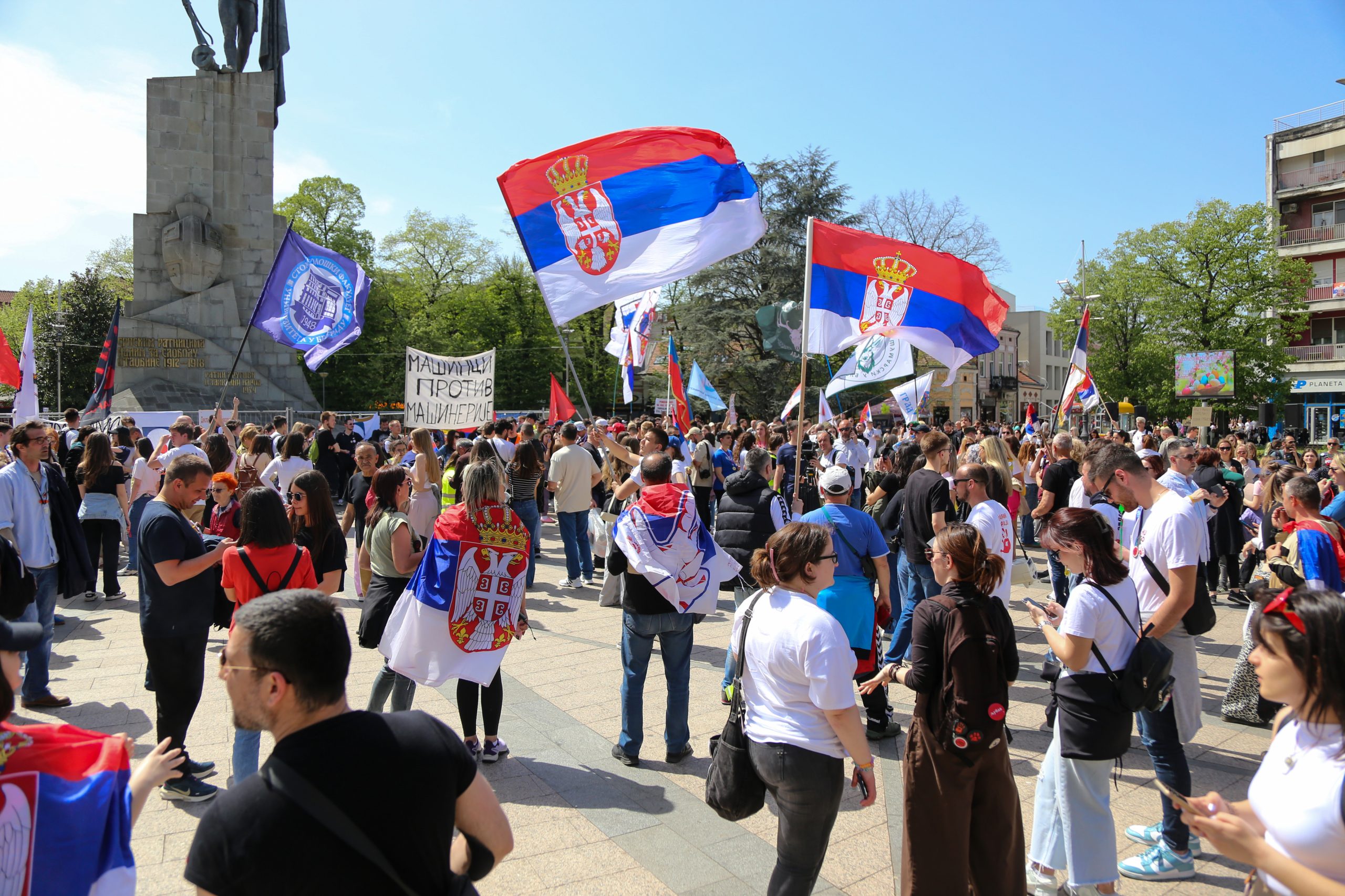 "Iz Kraljeva samo konkretne poruke": Ceo grad je gledao u ove dve devojke koje drže transparent sa jasnim zahtevima