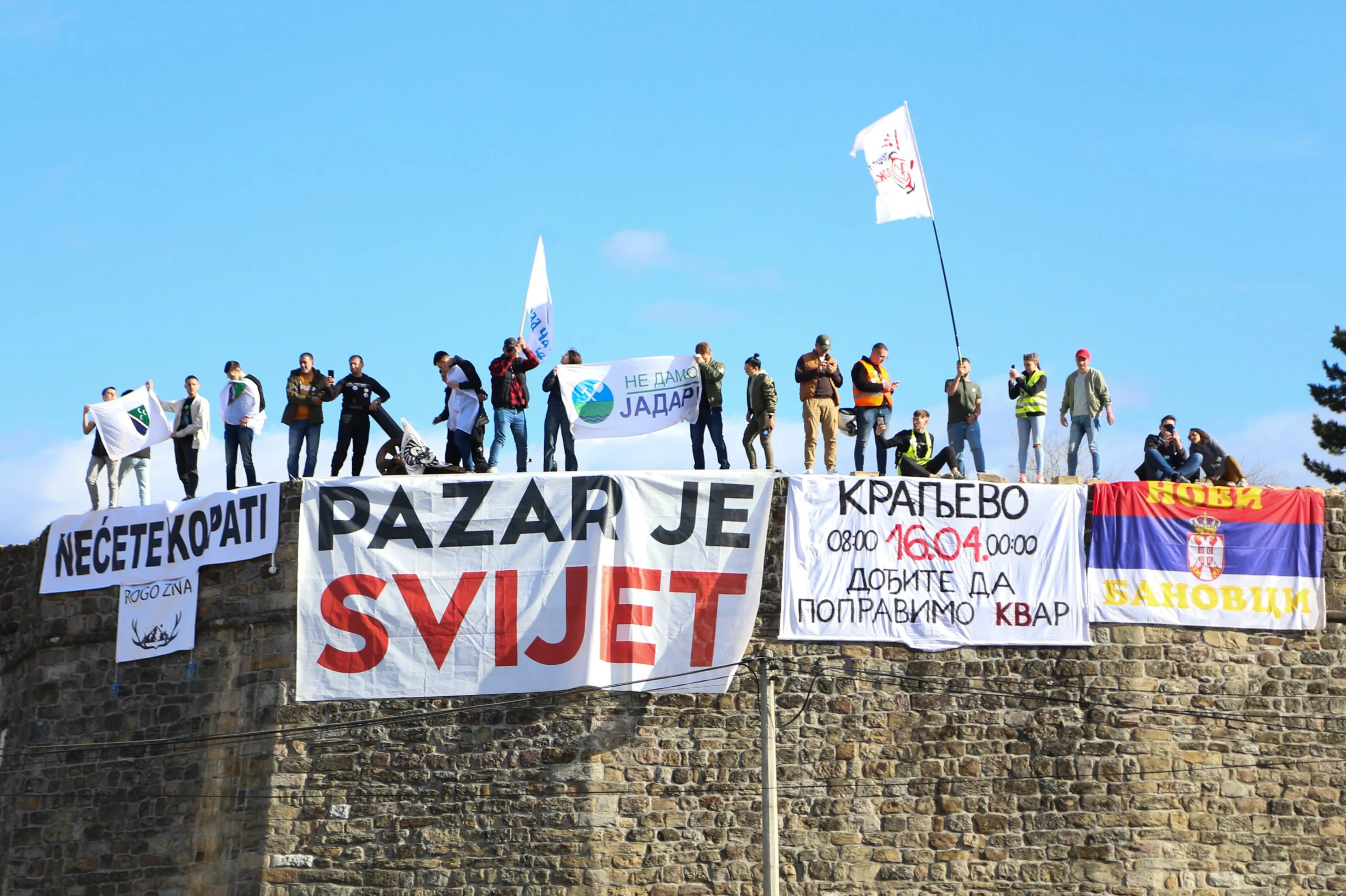 "Jutrić, kafica, blokadica, svadbica": Oni su se venčali tokom protesta u Novom Pazaru, a evo ko je uhvatio bidermajer