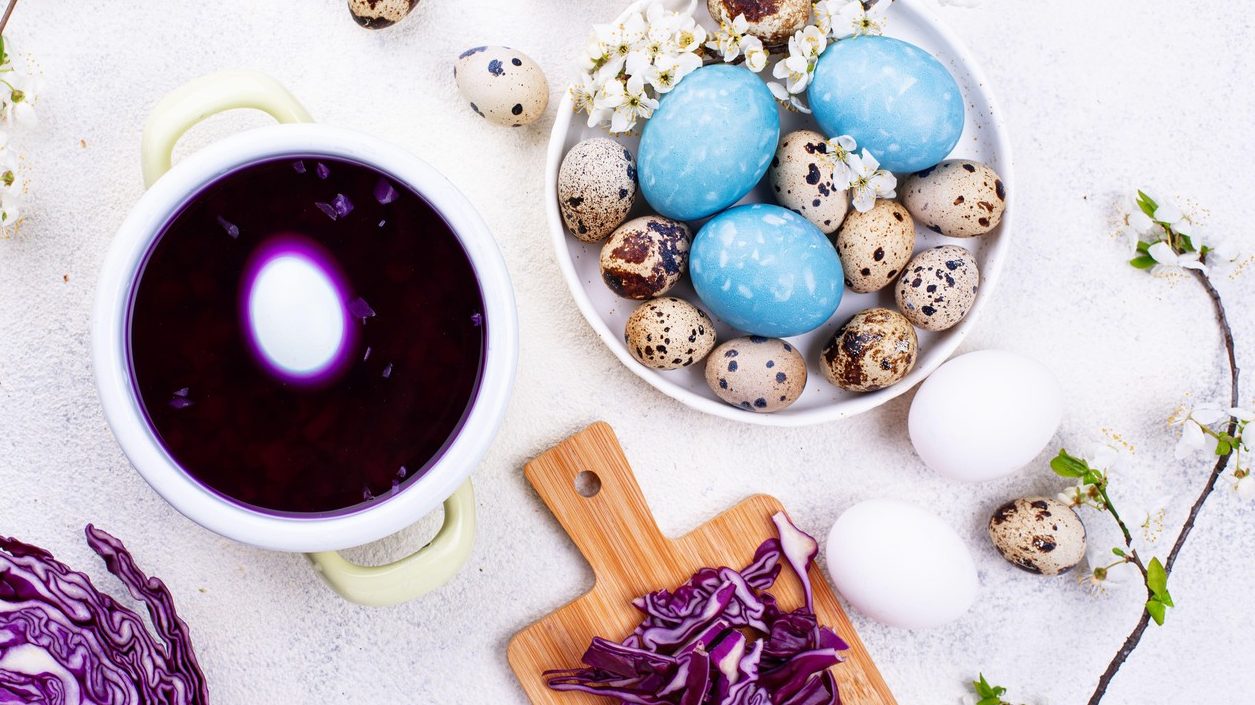 Prirodno farbanje jaja crvenim kupusom: Uskrs u nijansama plave Prirodno farbanje jaja crvenim kupusom: Uskrs u nijansama plave