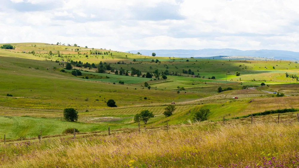 Predeo poput onih iz "Nacionalne geografije", koji mnogi nazivaju rajem na zemlji nalazi se u Srbiji i krasi ga jedinstveno jezero