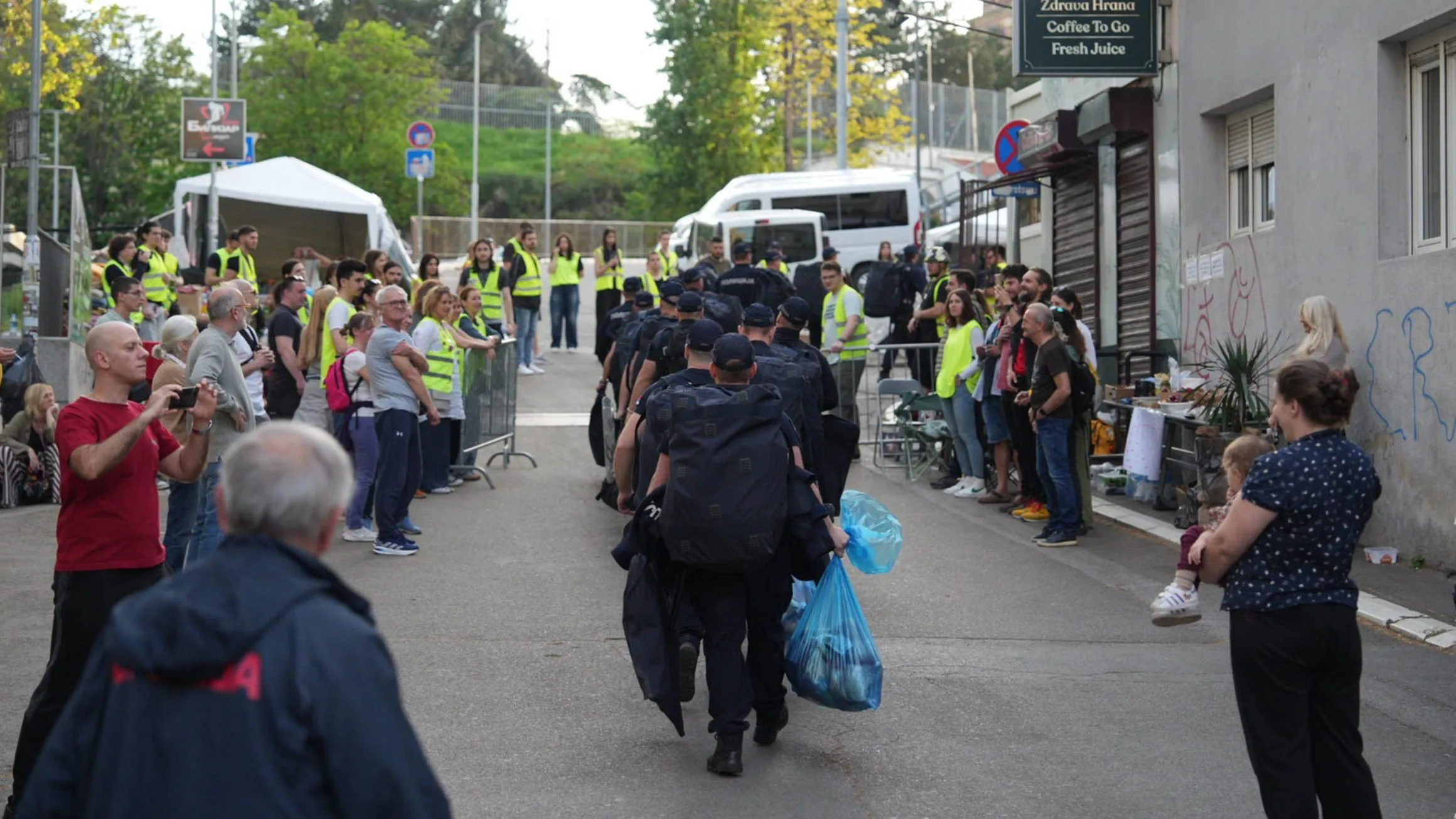 "Koliko slatkoće u jednom videu": Pikaču je dočekao smenu policije ispred RTS-a i to je sve što treba da vidite danas