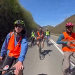 "Nemoj da si ćaci, pumpaj s nama jako, jer će da se naoblači, pa će kuka svako": Studenti voze, pevaju i šire optimizam