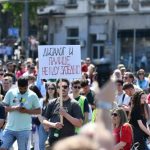 "Danas niko ne roštilja, svi dinstamo": Transparenti koji su postali viralni na prvomajskom protestu